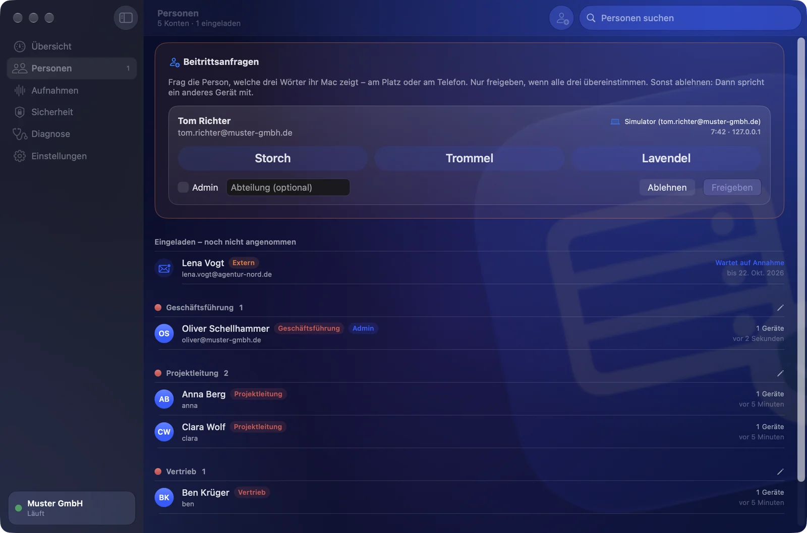 Beitrittsanfrage in der Server-App mit Name, E-Mail, Gerät, Adresse und drei Prüfwörtern sowie den Knöpfen Ablehnen und Freigeben.